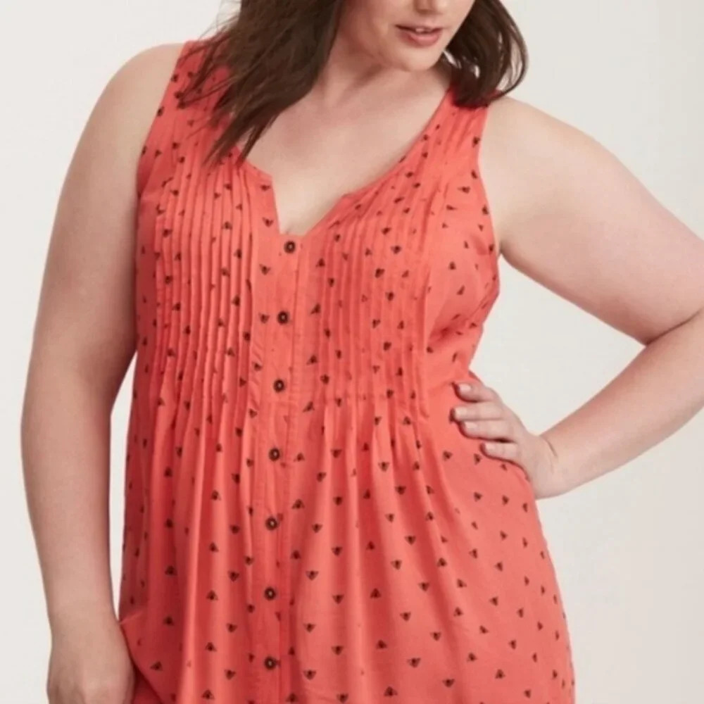 Torrid Coral Red with Bees Print Pleated Button Up Sleeveless Top in Size 2